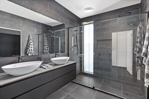 Douche, sèche-cheveux, serviettes fournies