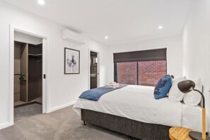 4 bedrooms, iron/ironing board, WiFi, bed sheets - Edgewater on Irvine (Yarrawonga)