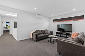 TV, fireplace - Edgewater on Irvine (Yarrawonga)