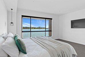 4 bedrooms, iron/ironing board, WiFi, bed sheets - Edgewater on Irvine (Yarrawonga)