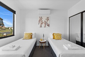 4 bedrooms, iron/ironing board, WiFi, bed sheets - Edgewater on Irvine (Yarrawonga)