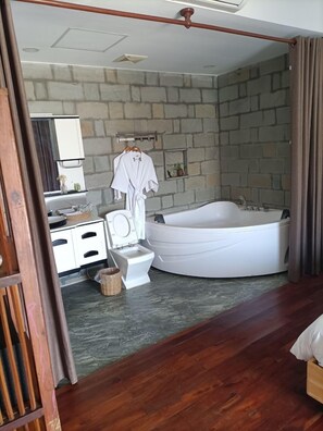 Kamar Triple Deluks | Kamar mandi | Shower, pengering rambut, jubah mandi, dan sandal