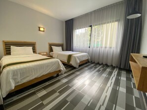 豪華雙床房 | 客房內保險箱、書桌、筆電工作空間、熨斗/熨衣板