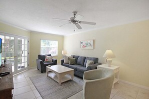 TV - Relaxing Siesta Key condo - pickleball - 2 heated pools - beach access - GBB 1344 (Siesta Key)
