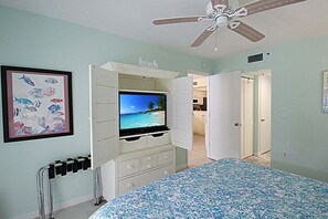 2 bedrooms, iron/ironing board, free WiFi, bed sheets - Relaxing Siesta Key condo - pickleball - 2 heated pools - beach access - GBB 1344 (Siesta Key)
