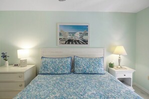 2 bedrooms, iron/ironing board, free WiFi, bed sheets - Relaxing Siesta Key condo - Pickleball - 2 heated pools - beach access - GBB 1344 (Siesta Key)