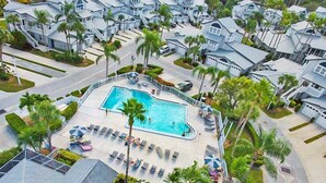 A residential area with a swimming pool surrounded by palm trees and houses. - Relaxing Siesta Key condo - pickleball - 2 heated pools - beach access - GBB 1344 (Siesta Key)