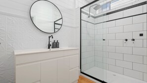 Chuveiro, secador de cabelo, toalhas de banho 