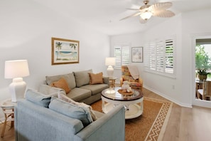 TV - Spacious 2BR Siesta Key condo with beach access - GBB 1241 (Siesta Key)