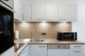 Kjøleskap, mikrobølgeovn, ovn og kokeplater