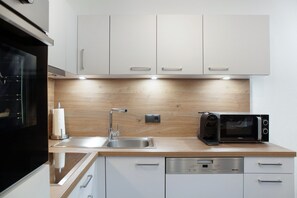 Kjøleskap, mikrobølgeovn, ovn og kokeplater