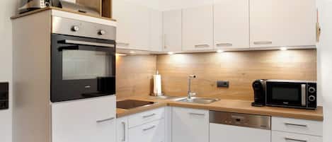 Frigorifero, microonde, forno, piano cottura