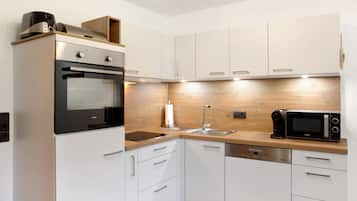 Kjøleskap, mikrobølgeovn, ovn og kokeplater