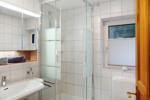 Shower, hair dryer, towels