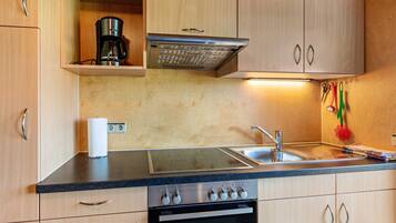 Kühlschrank, Ofen, Herdplatte, Wasserkocher mit Kaffee-/Teezubehör