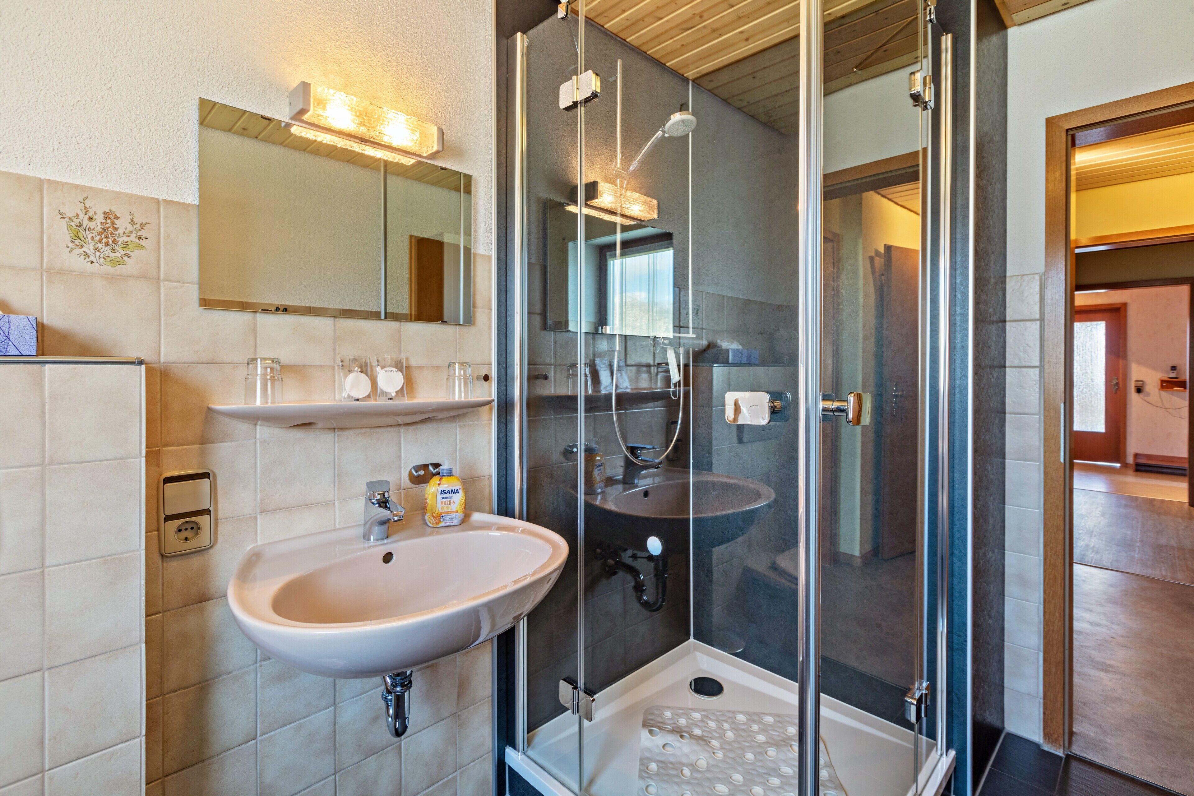 Een douche, een haardroger, handdoeken