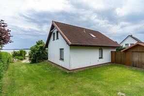 Exterior - Holiday Home 'Haus Seeblick' with Sea View, Private Terrace & Wi-Fi (Putbus)