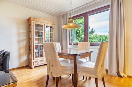 Speisen. Ferienhaus 'Haus Seeblick' mit Meerblick, privater Terrasse und WLAN