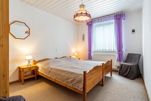 4 عدّة غرف نوم ومكواة/لوح كي وواي فاي مجانًا وملاءات أسرّة