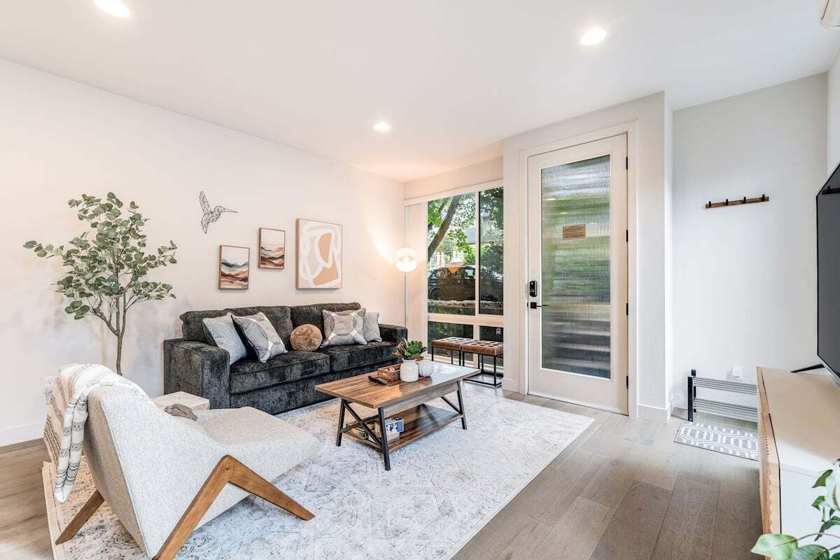 Smart TV, computer monitors