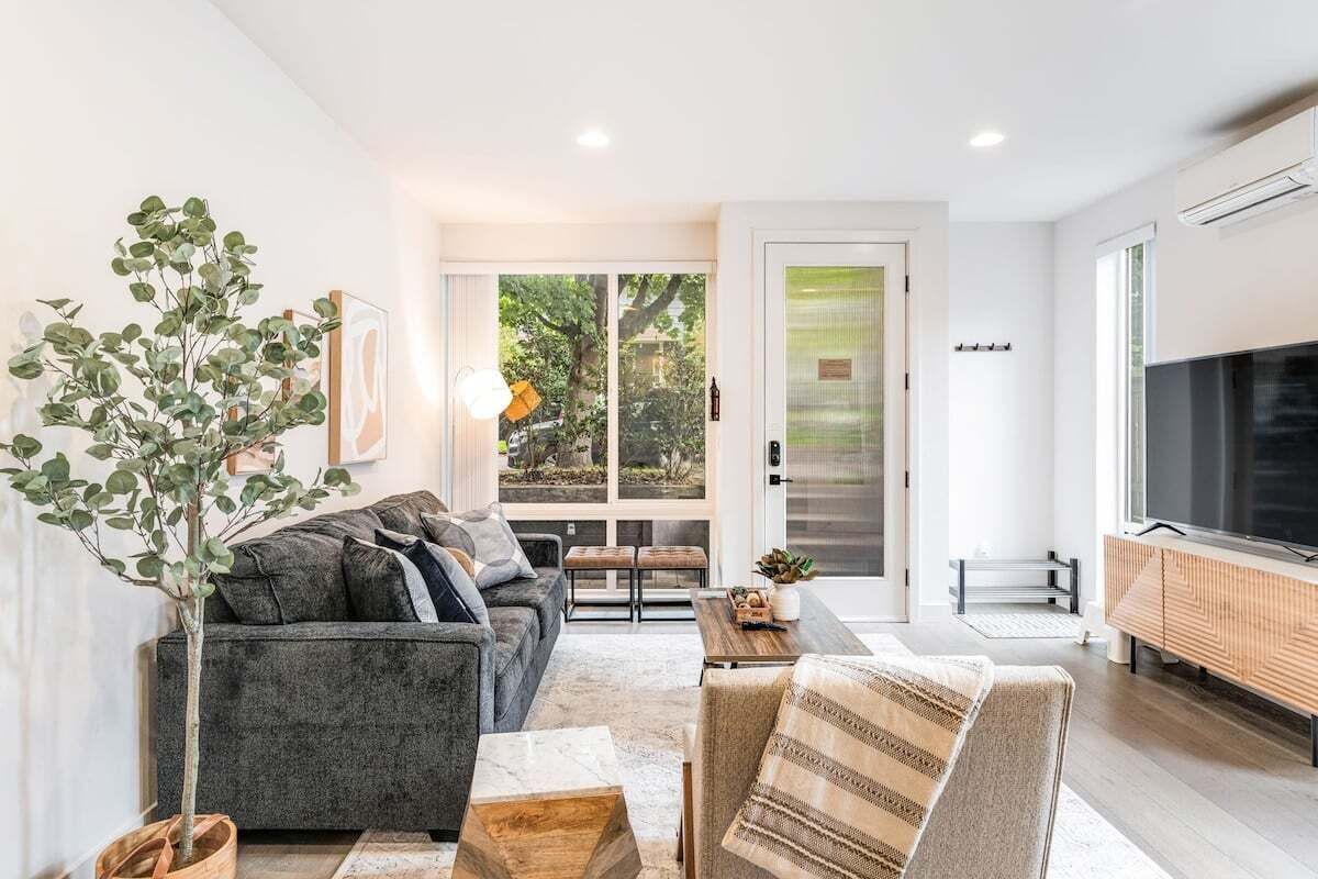 Una Smart TV, una pantalla de ordenador