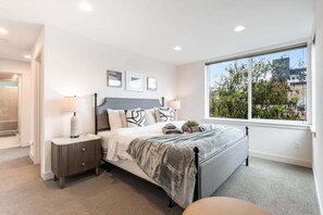 3 bedrooms, iron/ironing board, free WiFi, bed sheets - Perch - View on Franklin: Cozy 3 BR | Lake & Needle View | Fireworks (Seattle)