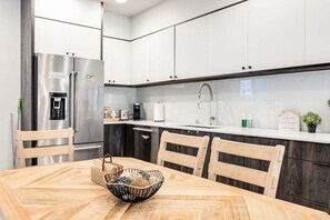 Dining - Perch - View on Franklin: Cozy 3 BR | Lake & Needle View | Fireworks (Seattle)