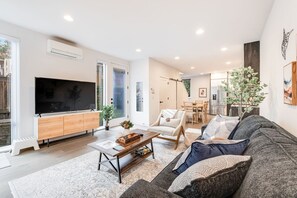 Smart TV, computer monitors - Perch - View on Franklin: Cozy 3 BR | Lake & Needle View | Fireworks (Seattle)