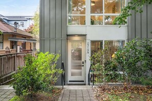 Exterior detail - Perch - View on Franklin: Cozy 3 BR | Lake & Needle View | Fireworks (Seattle)