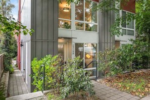 Exterior - Perch - View on Franklin: Cozy 3 BR | Lake & Needle View | Fireworks (Seattle)