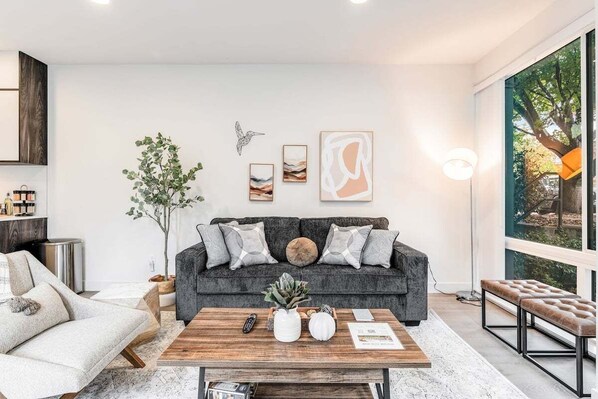 Smart TV, computer monitors - Perch - View on Franklin: Cozy 3 BR | Lake & Needle View | Fireworks (Seattle)