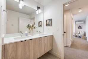 Interior - Perch - View on Franklin: Cozy 3 BR | Lake & Needle View | Fireworks (Seattle)