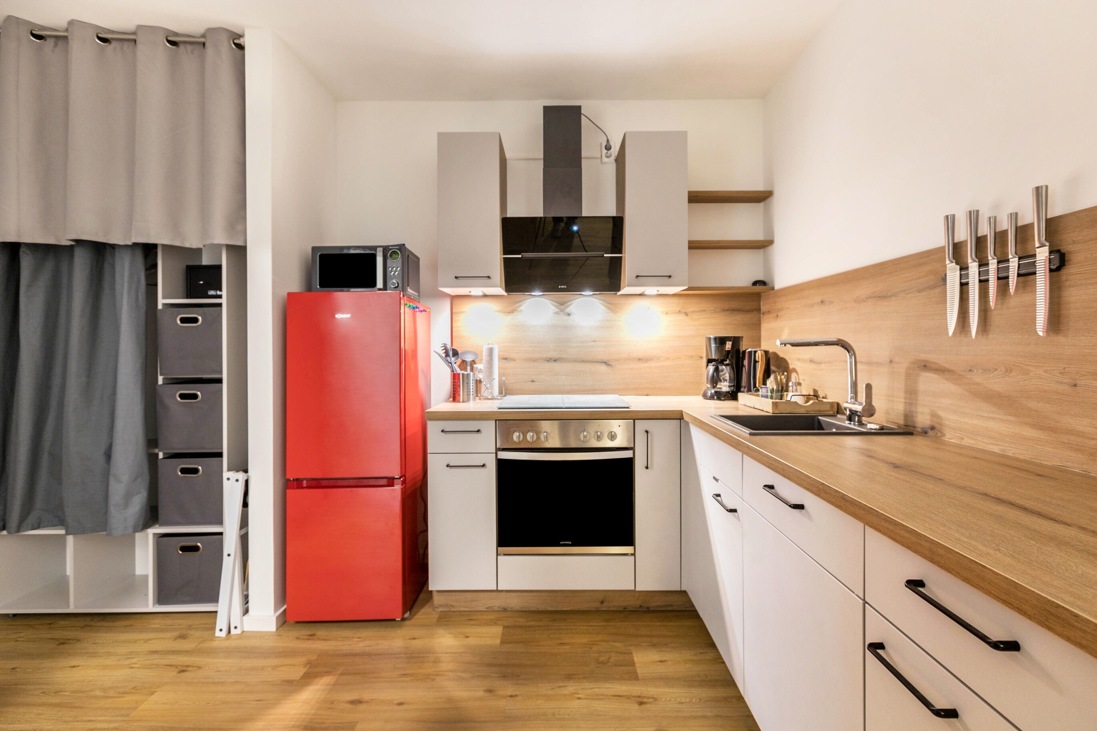 Kühlschrank, Mikrowelle, Ofen, Herdplatte
