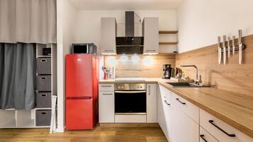 Kühlschrank, Mikrowelle, Ofen, Herdplatte