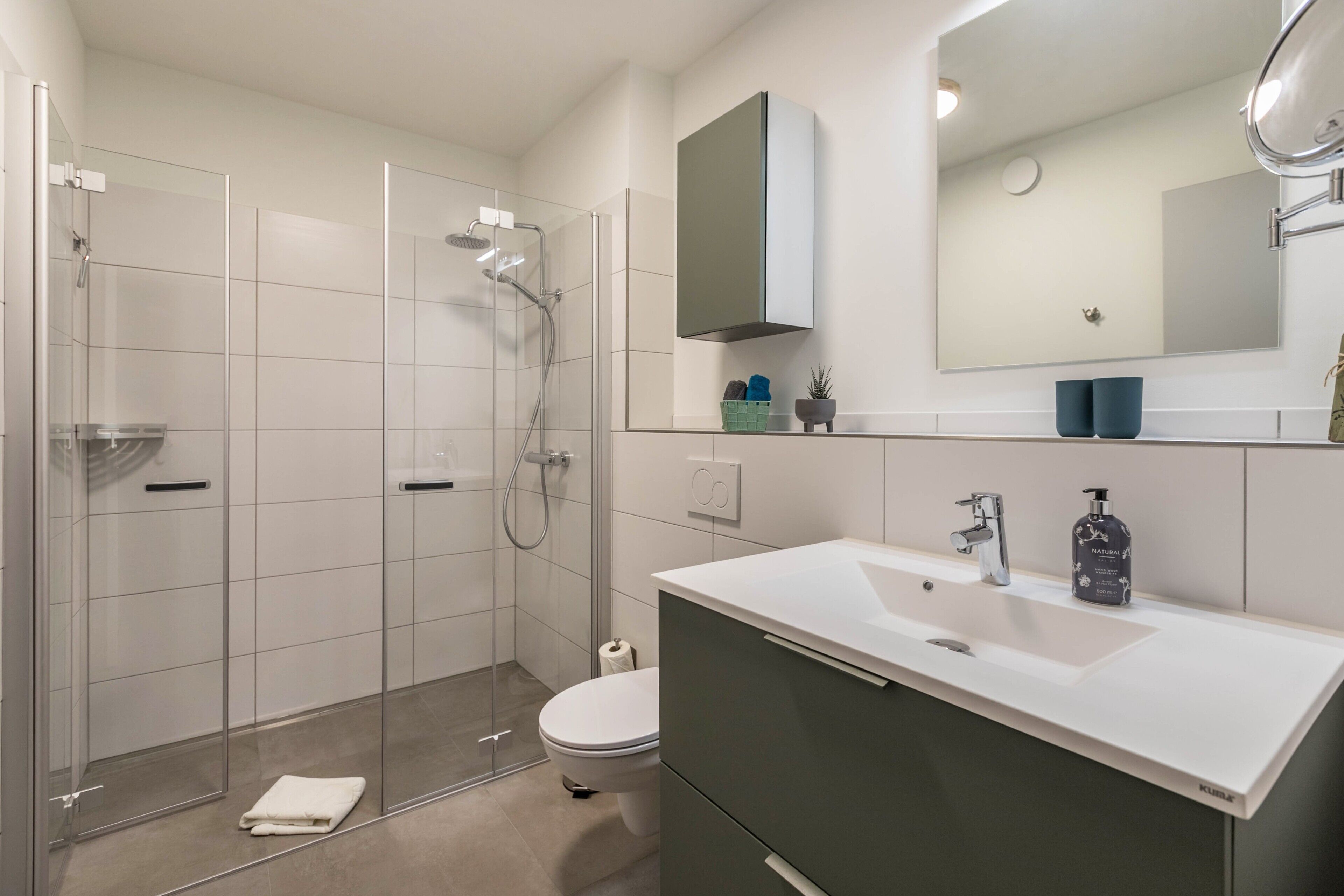 Douche, sèche-cheveux, serviettes fournies