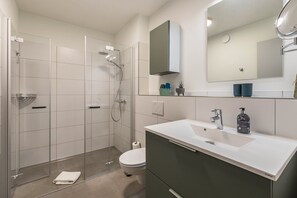 Ducha, secador de pelo y toallas