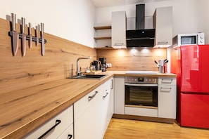 Fridge, microwave, oven, stovetop - Apartment 'Winderatt 2' with Private Terrace, Shared Garden and Wi-Fi (Husby)