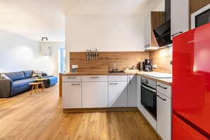 Fridge, microwave, oven, stovetop - Apartment 'Winderatt 2' with Private Terrace, Shared Garden and Wi-Fi (Husby)