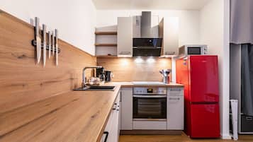 Kühlschrank, Mikrowelle, Ofen, Herdplatte