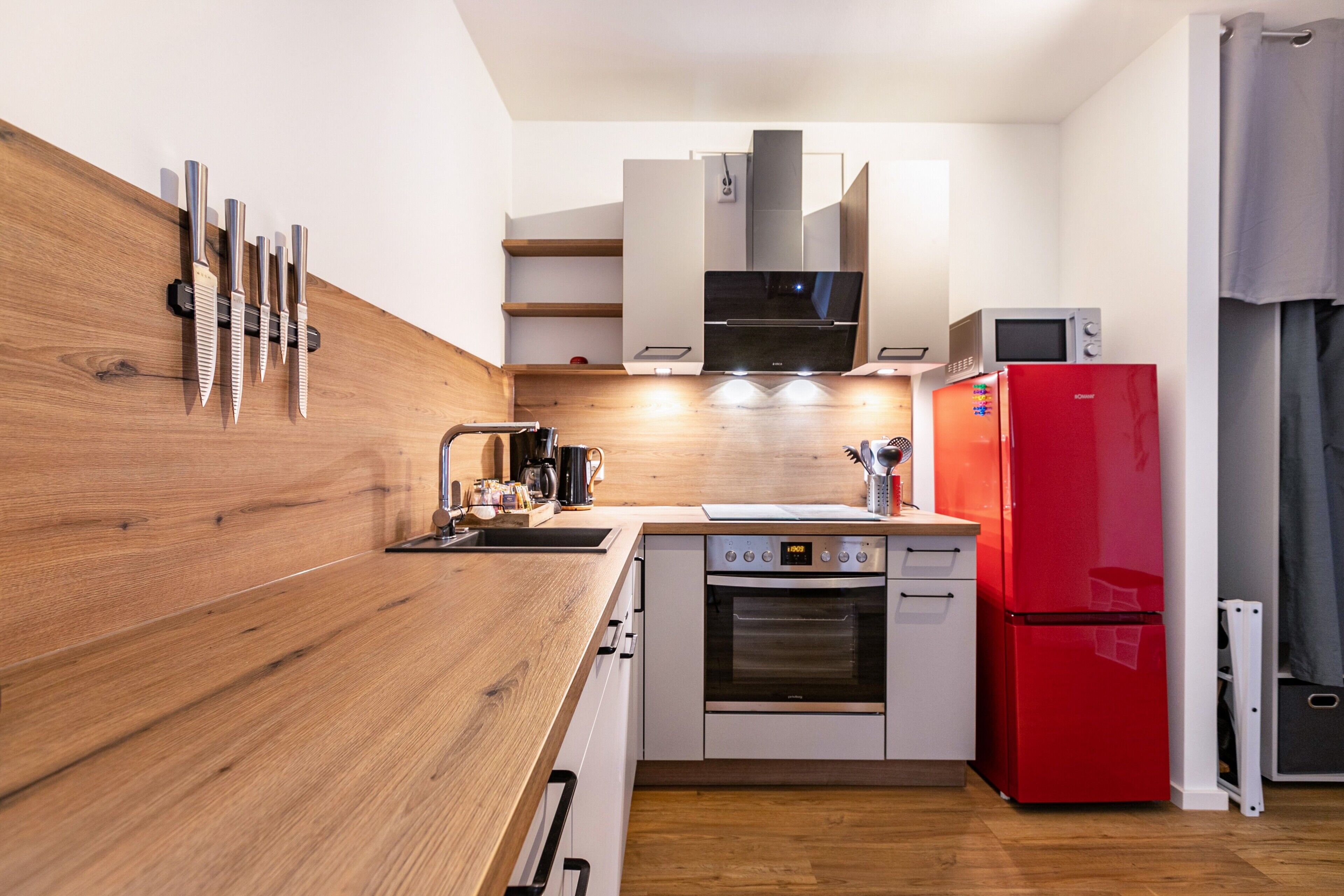 Kühlschrank, Mikrowelle, Ofen, Herdplatte