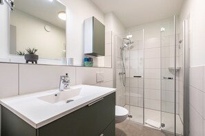 Ducha, secador de pelo, toallas