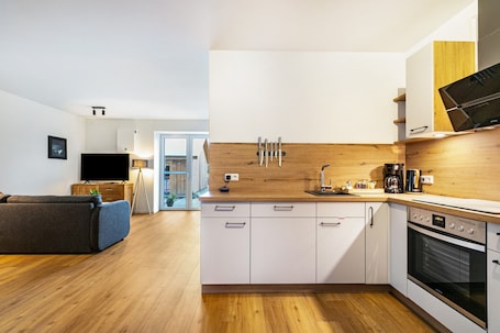 Fridge, microwave, oven, stovetop. Apartment 'Gosewatt 4' with Private Terrace, Shared Garden and Wi-Fi