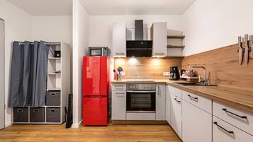 Jääkaappi, mikroaaltouuni, uuni, liesi