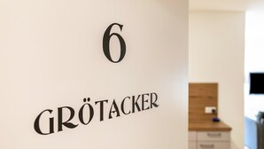 Pared con el número '6' y el texto 'GRÖTACKER', que indica una habitación o una ubicación dentro de un hotel.