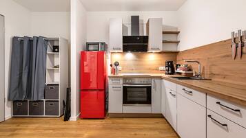 Kühlschrank, Mikrowelle, Ofen, Herdplatte