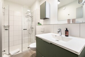 Dusche, Haartrockner, Handtücher