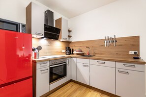 Køleskab, mikrobølgeovn, ovn, kogeplade