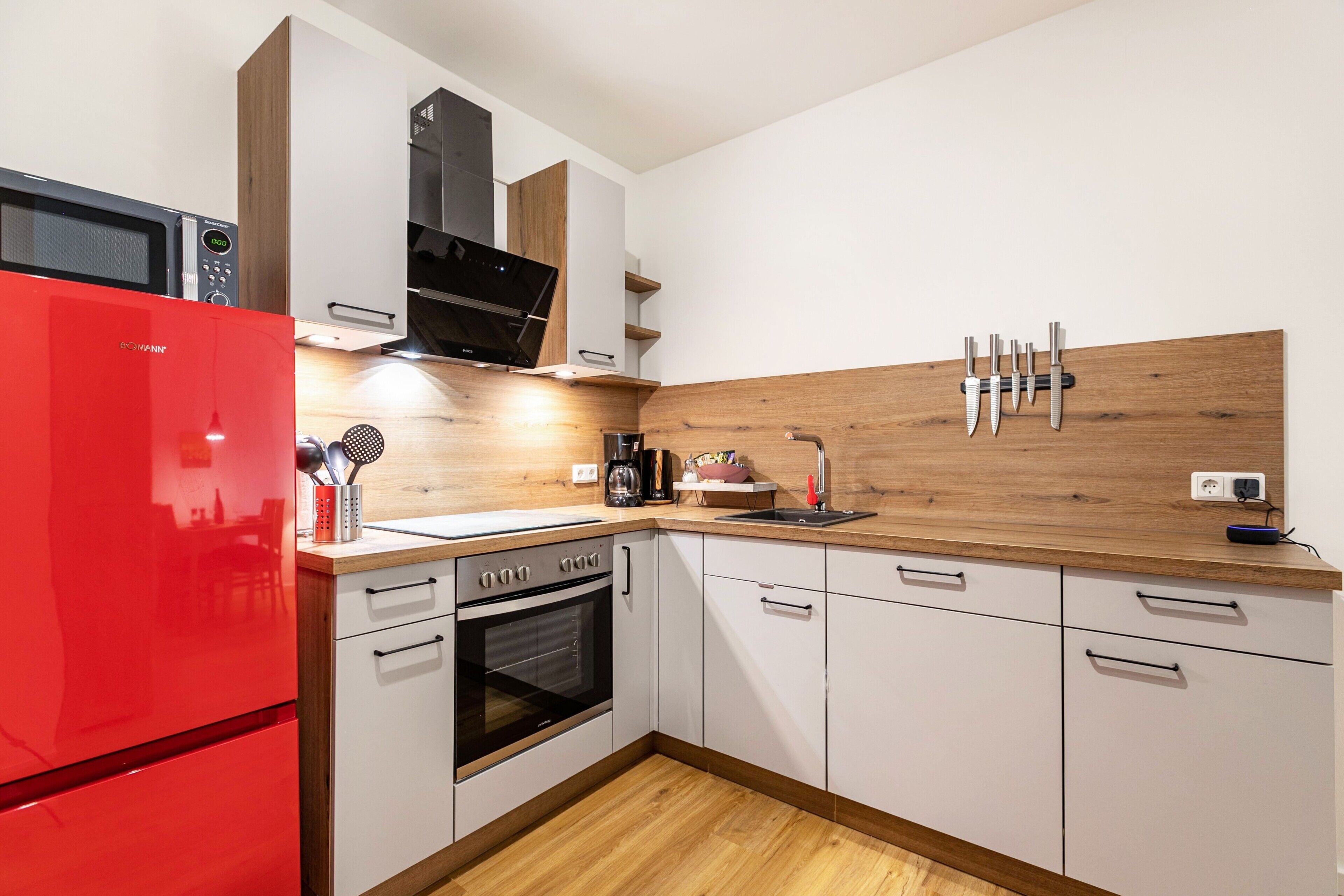 Kühlschrank, Mikrowelle, Ofen, Herdplatte