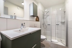 Shower, hair dryer, towels - Apartment 'Snorrum 7' with Shared Garden and Wi-Fi (Husby)