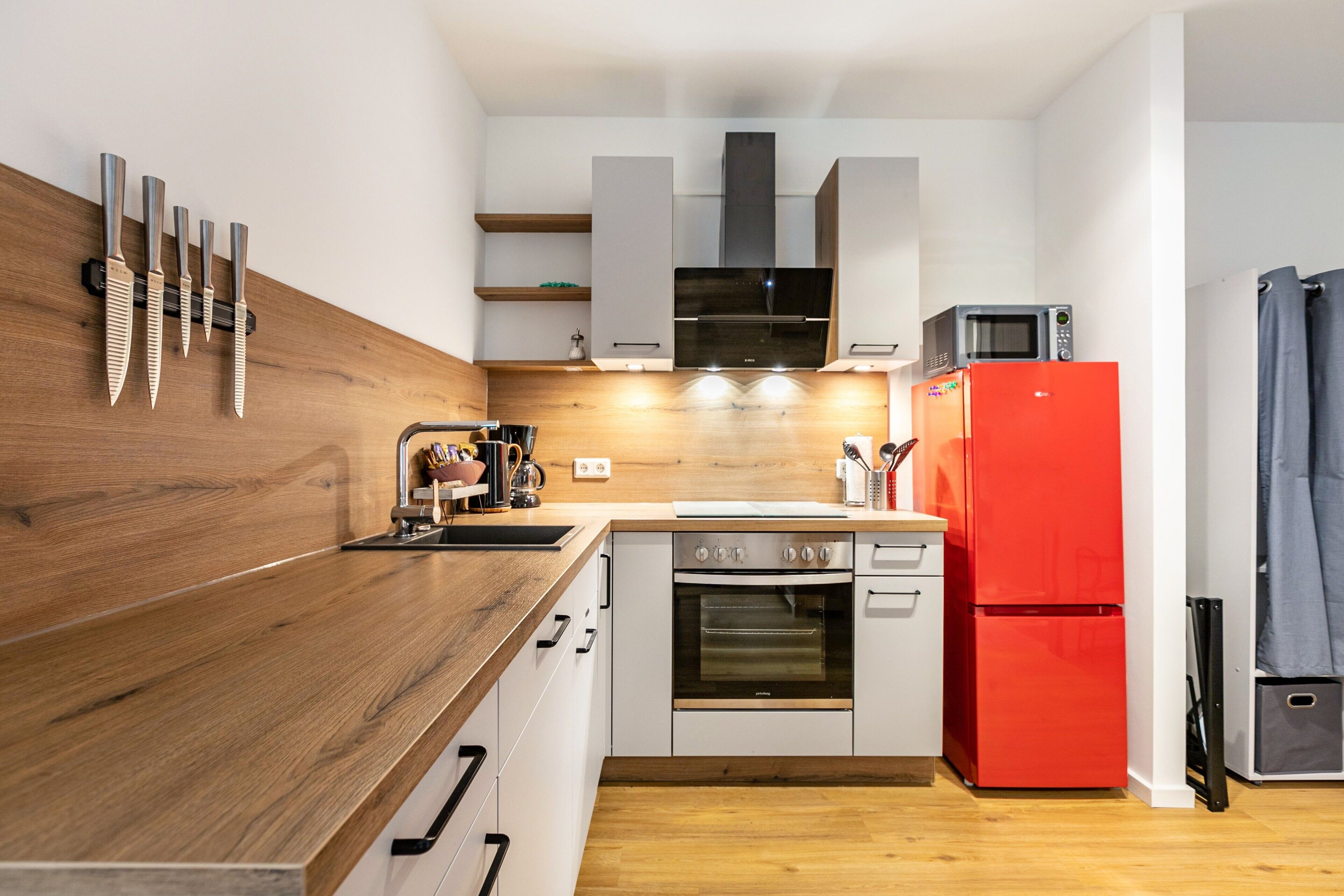 Kühlschrank, Mikrowelle, Ofen, Herdplatte